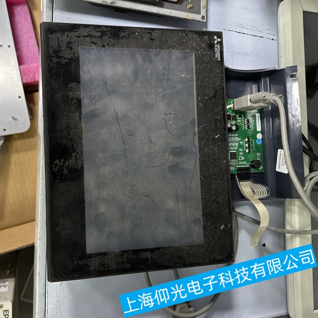 重慶三菱觸摸屏GS2107-WTBD通電后反復(fù)閃屏不開(kāi)機(jī)故障維修